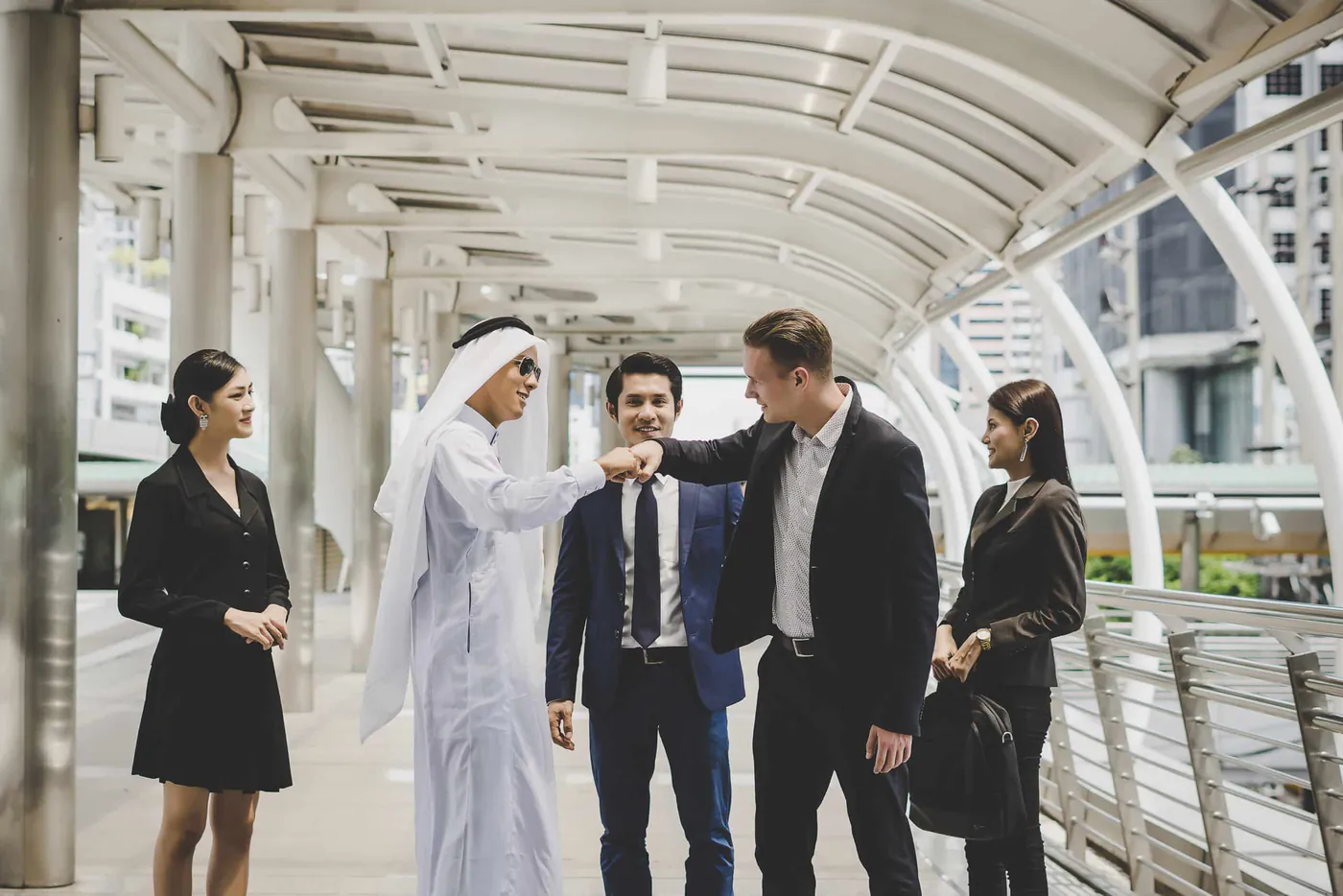 Créer une société à Dubaï et aux Émirats : Free Zone ou Mainland, comparaison des principales Free Zones, visa de résidence, Corporate Tax et TVA