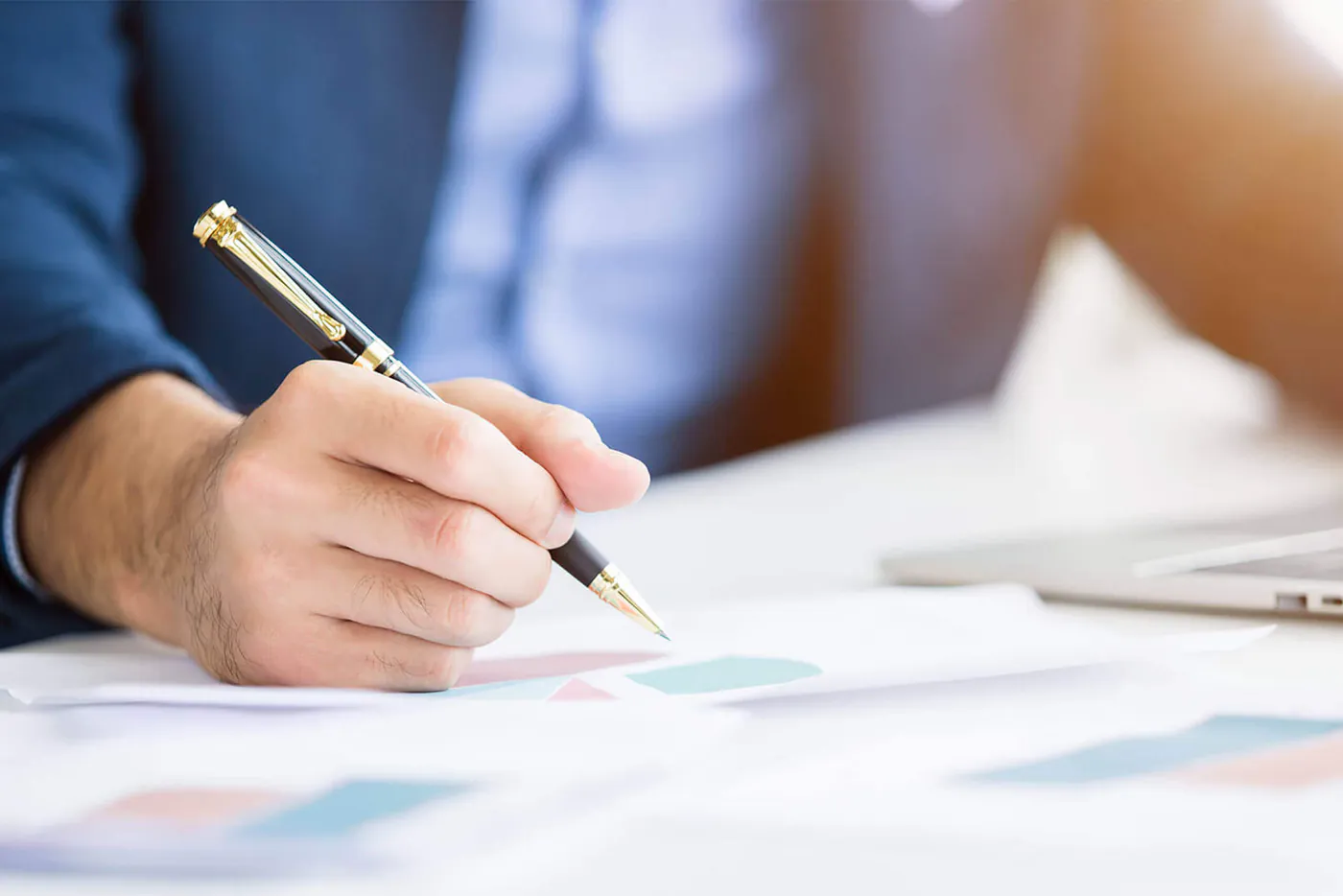 How can I get a business license in Dubai?